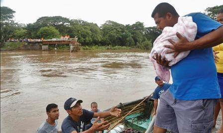 A rescue operation takes place. Photo from El Nuevo Diario