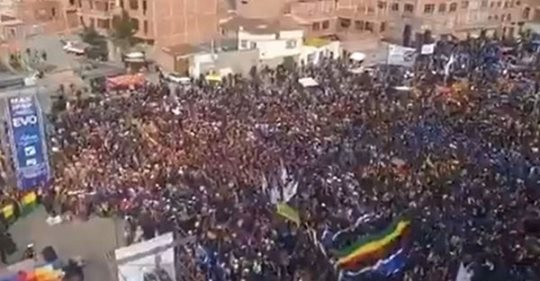 Thousands march in La Paz against the coup and in defence of democracy