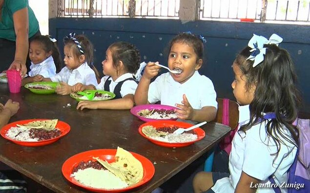 Nicaraguan children enjoy free school meals