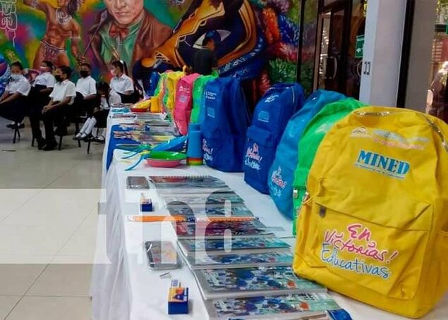 Nicaraguan children receiving free bags and other material at the start of the school year